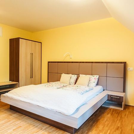 Dvorec Trebnik - Sobe Slovenske Konjice ภายนอก รูปภาพ