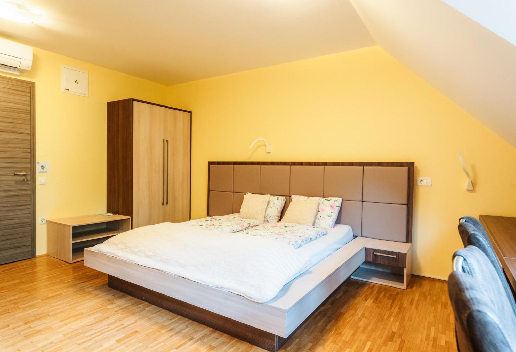 Dvorec Trebnik - Sobe Slovenske Konjice ภายนอก รูปภาพ