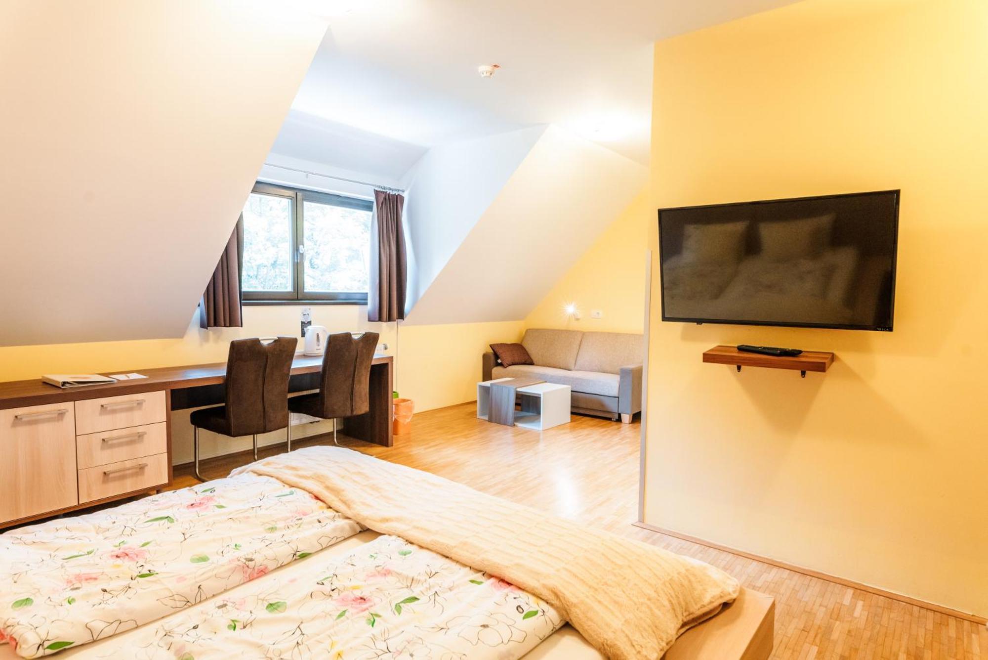 Dvorec Trebnik - Sobe Slovenske Konjice ภายนอก รูปภาพ